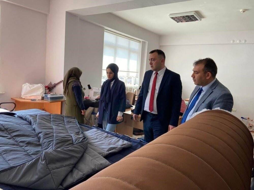 Derebucak’ta depremzedelere kışlık giysi üretiliyor
