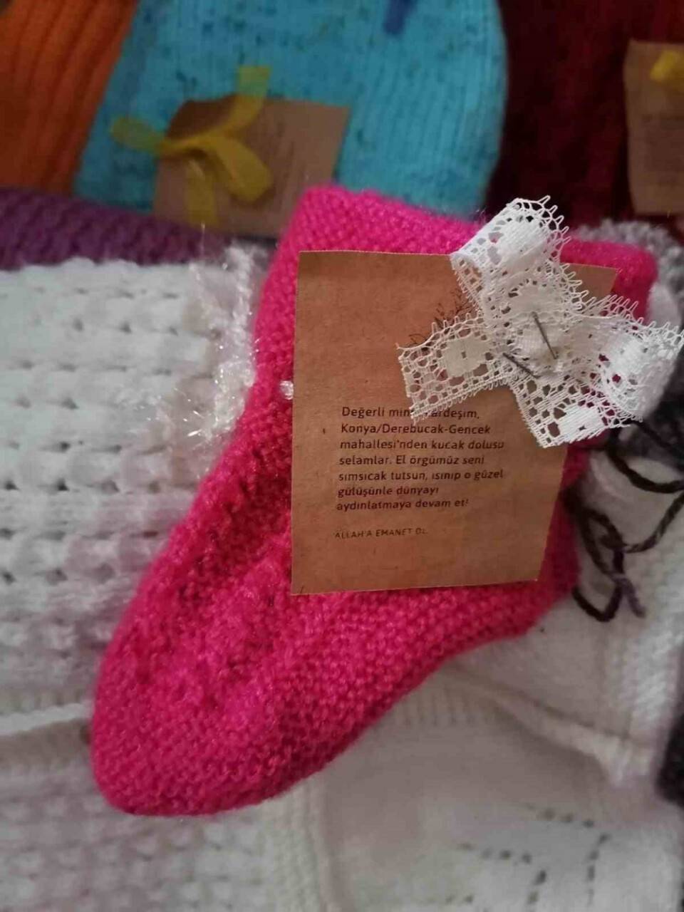 Derebucak’ta depremzedelere kışlık giysi üretiliyor