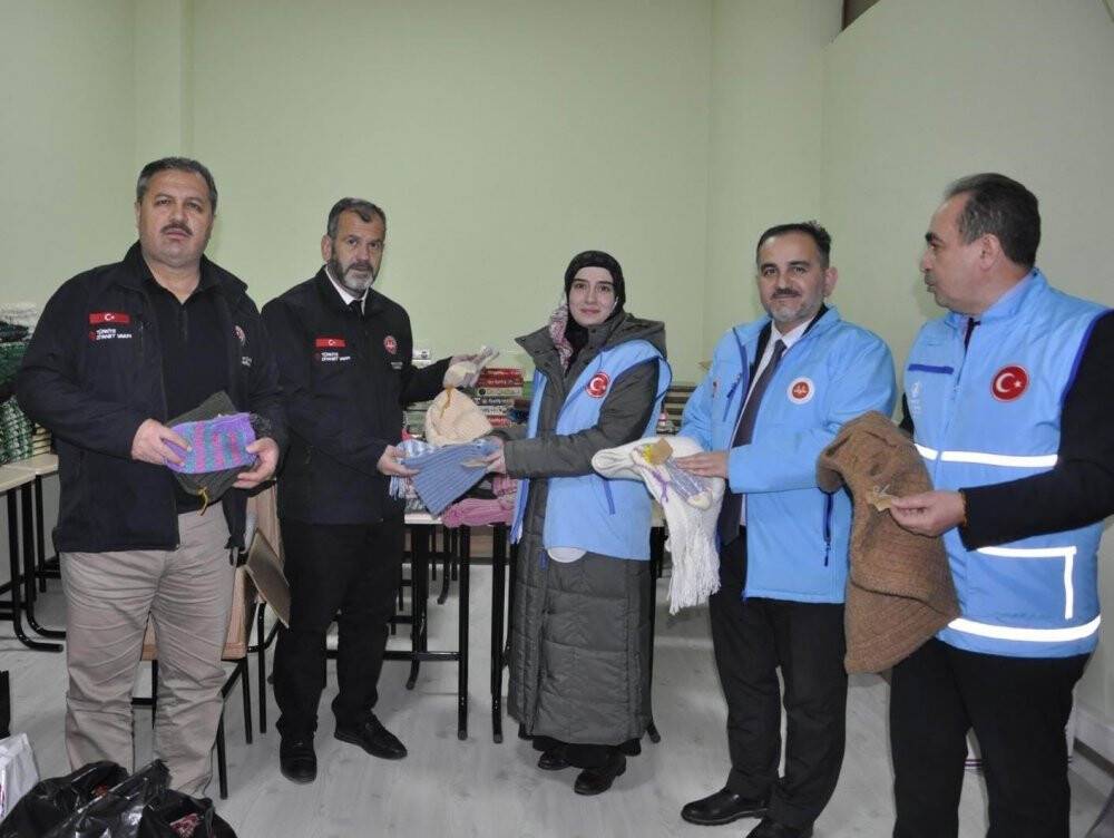 Derebucak’ta depremzedelere kışlık giysi üretiliyor