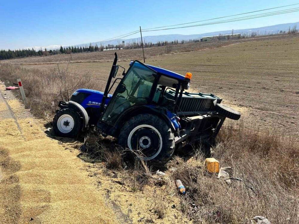 Kamyon traktöre çarptı: Arpa tarlaya saçıldı