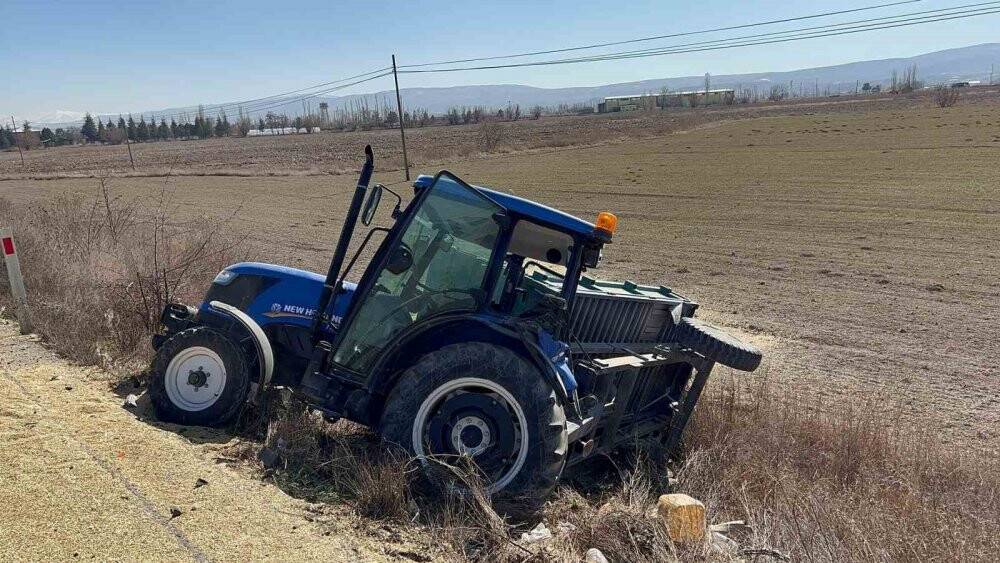 Kamyon traktöre çarptı: Arpa tarlaya saçıldı