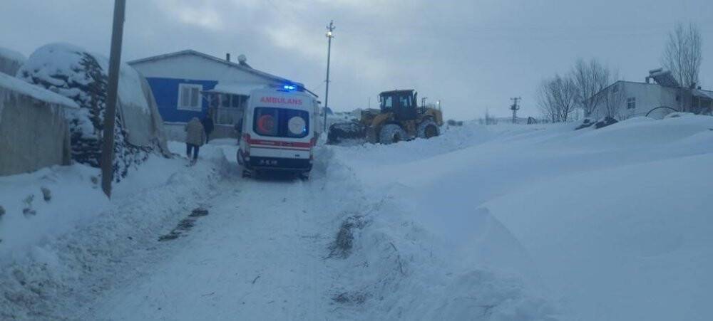 Karla mücadele ekipleri ambulans için çalıştı