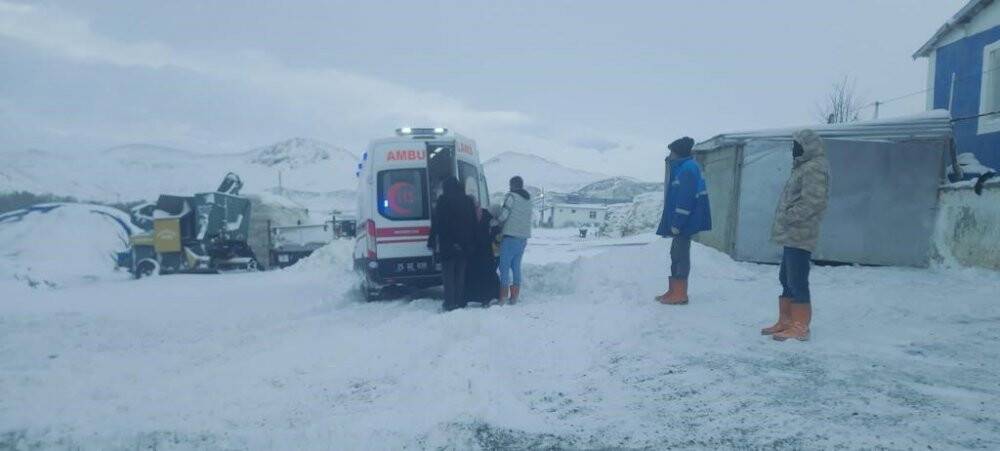 Karla mücadele ekipleri ambulans için çalıştı