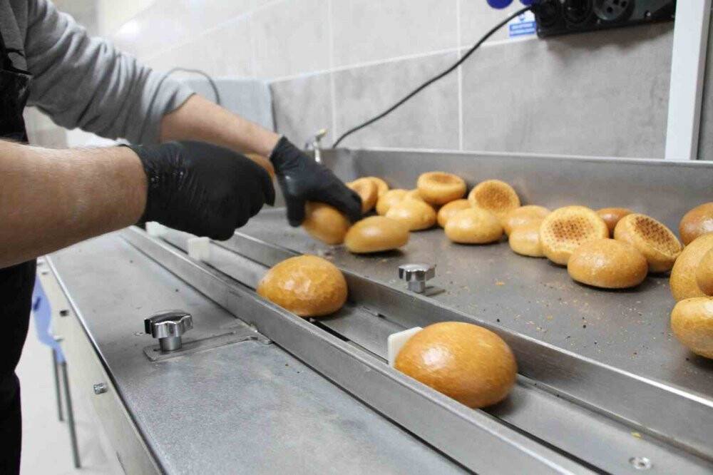 Okulda her gün 10 bin ekmek üretiliyor