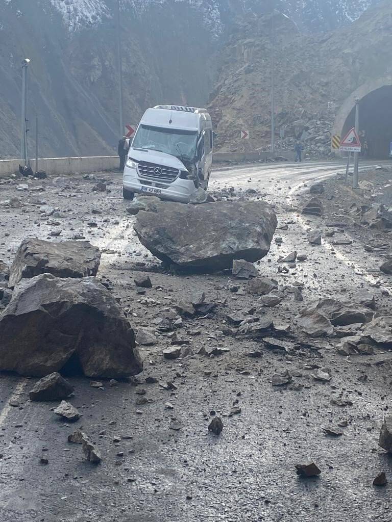 Yamaçtan koptu, servise isabet etti: Yaralılar var