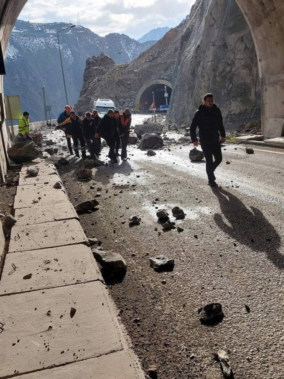 Yamaçtan koptu, servise isabet etti: Yaralılar var