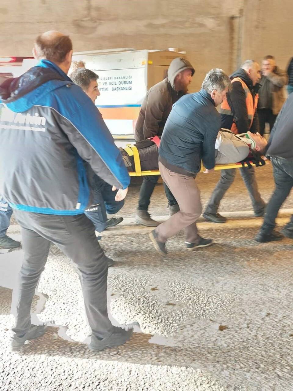 Yamaçtan koptu, servise isabet etti: Yaralılar var