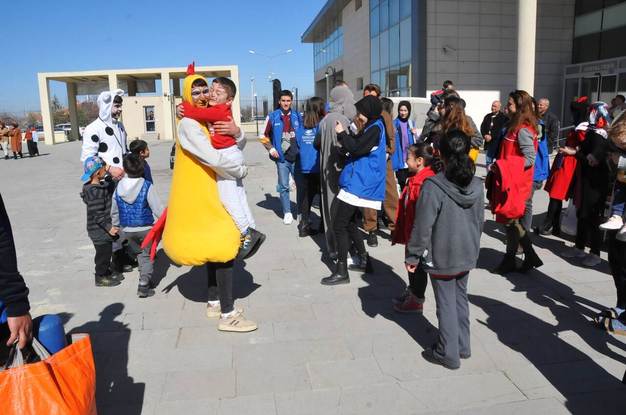 aa-20230222-30384053-30384051-depremzede-cocuklar-icin-aksehirde-ozel-eglence-duzenlendi.jpg