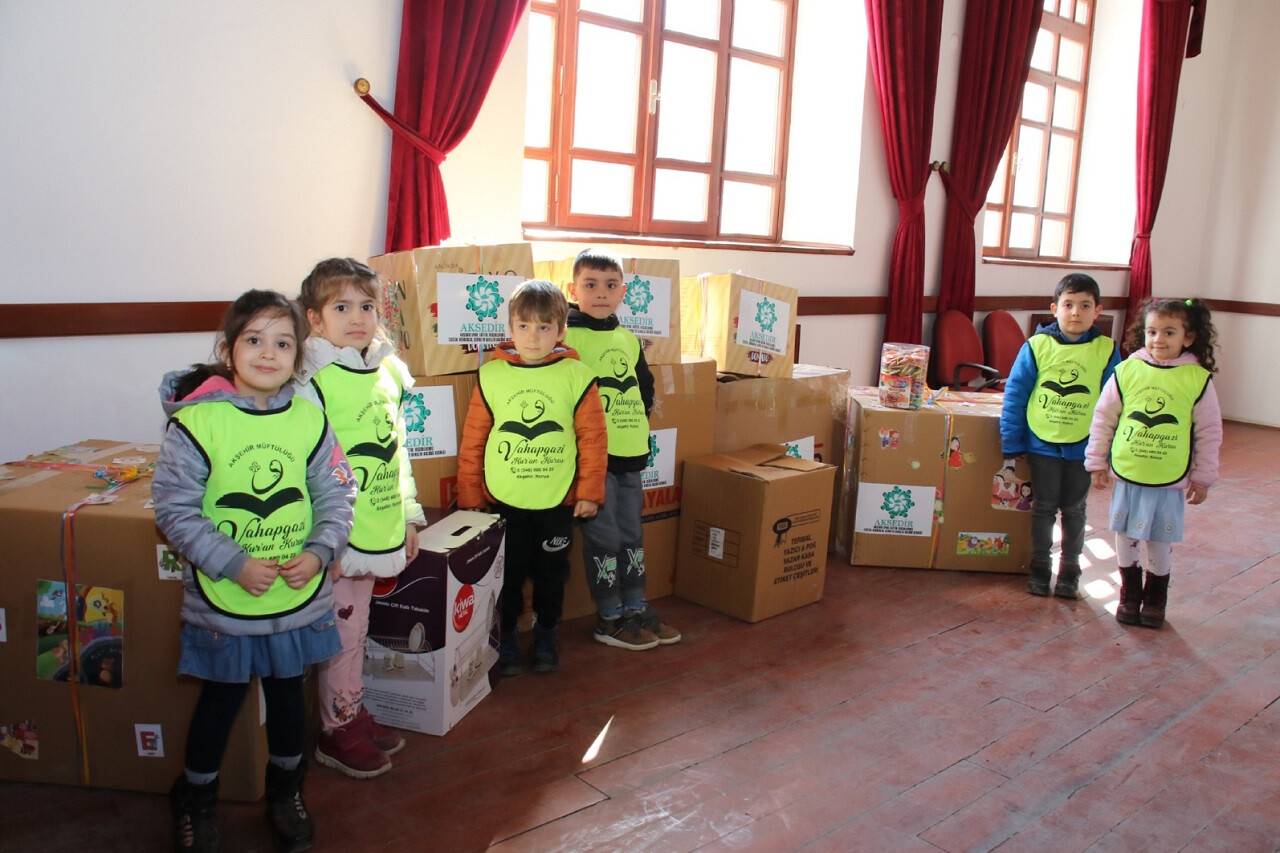 aa-20230222-30384083-30384080-hatayli-depremzede-cocuklara-gidecek-oyuncaklar-baskan-akkayaya-teslim-edildi-1.jpg