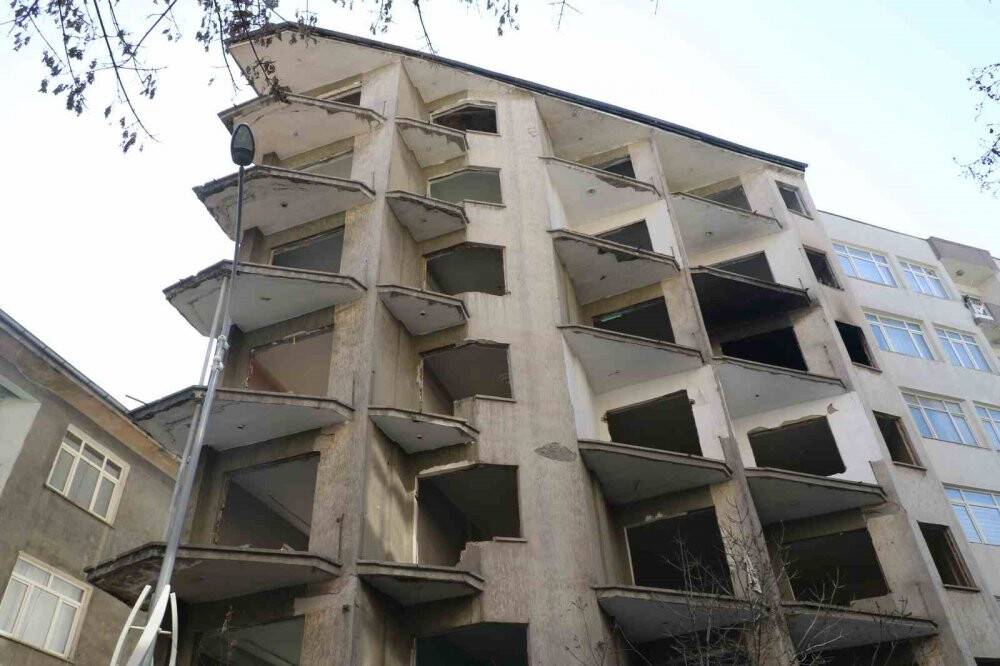 Ağır hasarlı binalara ‘naylon şeritli’ önlem