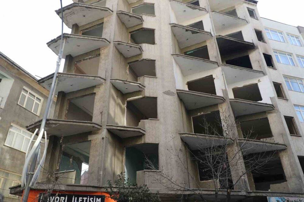 Ağır hasarlı binalara ‘naylon şeritli’ önlem