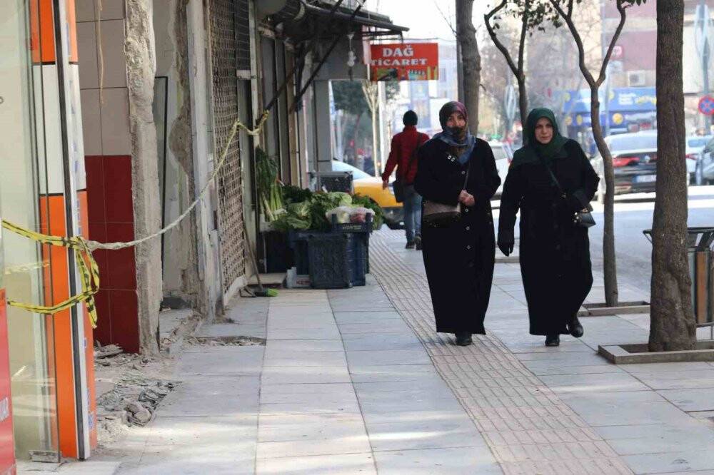 Ağır hasarlı binalara ‘naylon şeritli’ önlem