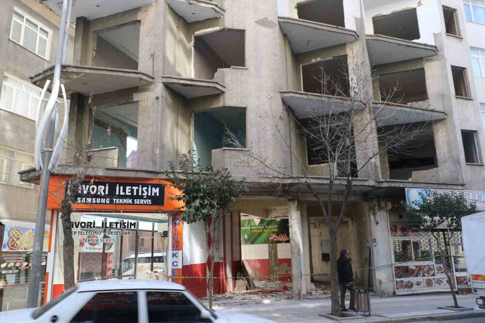 Ağır hasarlı binalara ‘naylon şeritli’ önlem