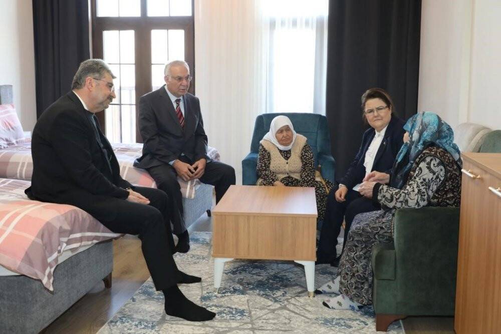 Bakan Yanık: "Riskli olabileceğini değerlendirdiğimiz deprem bölgesindeki kuruluşlarımızı tahliye ettik”