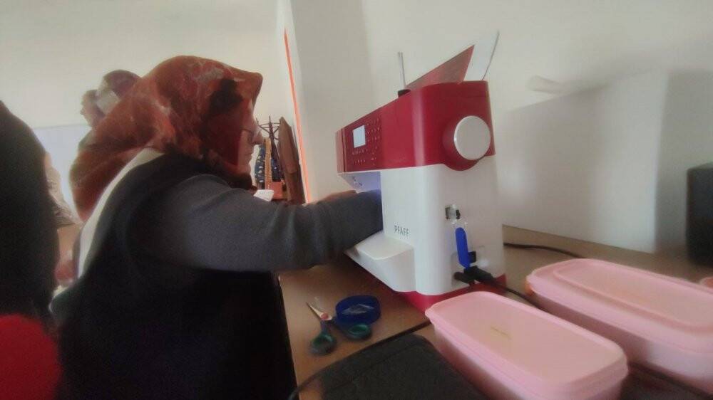 Depremzedeler için battaniye ve pijama dikiyorlar