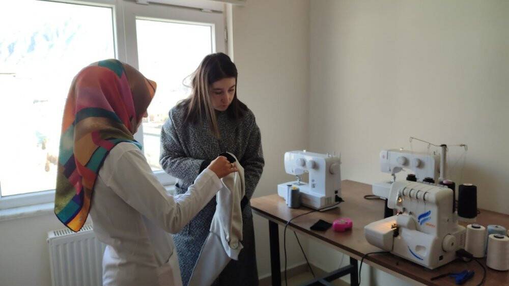 Depremzedeler için battaniye ve pijama dikiyorlar