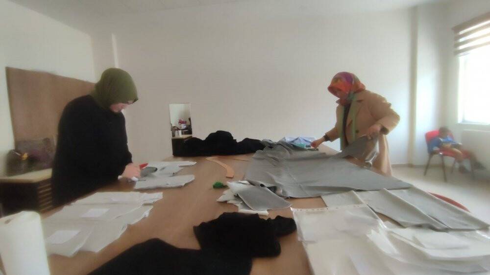 Depremzedeler için battaniye ve pijama dikiyorlar