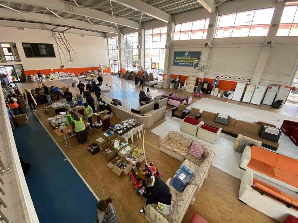 Konya’da okuyan yabancı öğrenciler depremzedeler için el ele