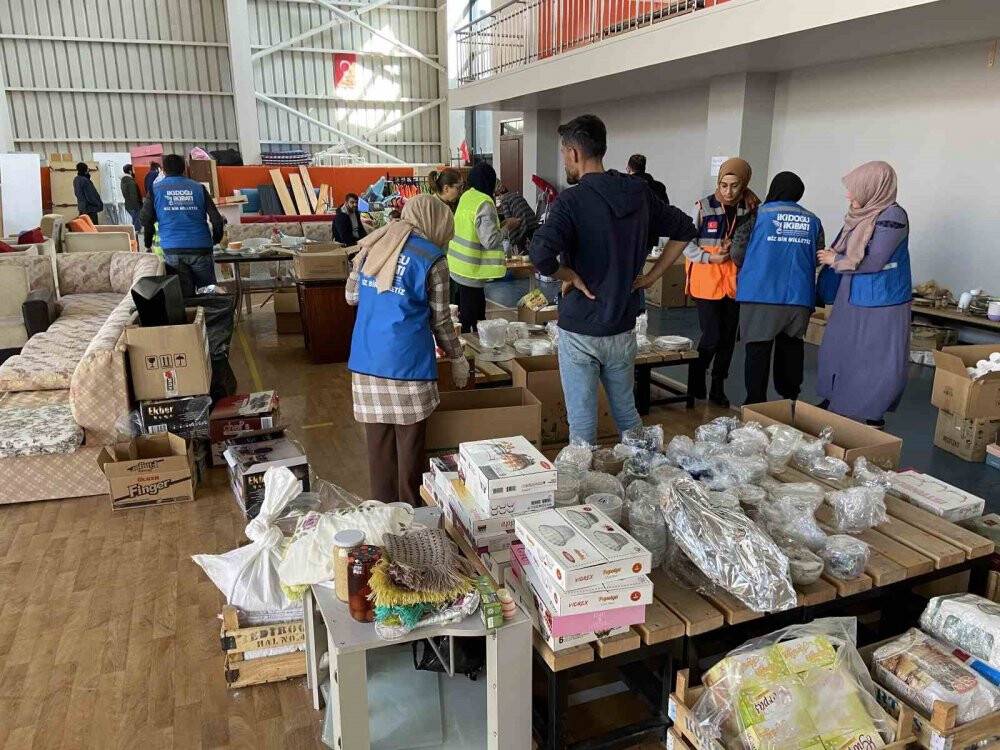 Konya’da okuyan yabancı öğrenciler depremzedeler için el ele