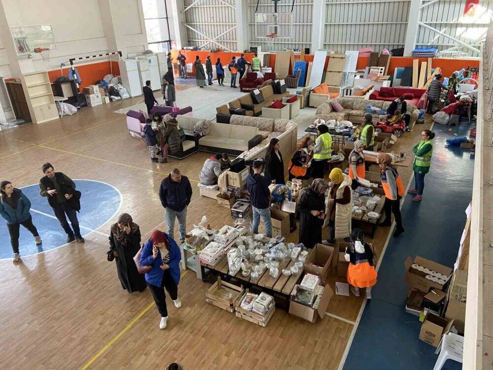 Konya’da okuyan yabancı öğrenciler depremzedeler için el ele