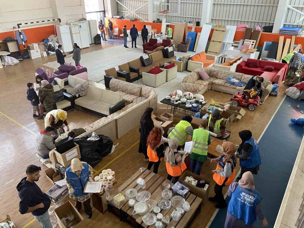 Konya’da okuyan yabancı öğrenciler depremzedeler için el ele