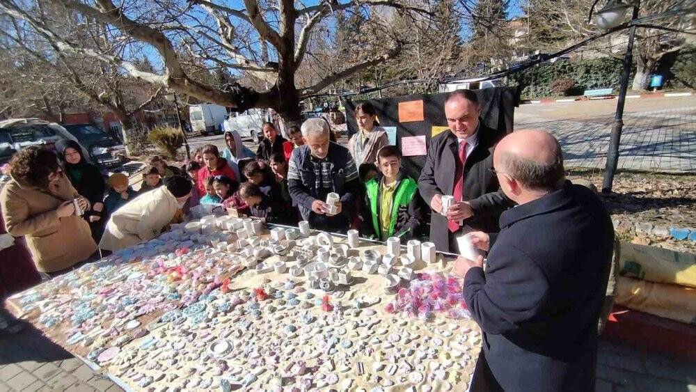 Minik eller depremzedelere umut oldu