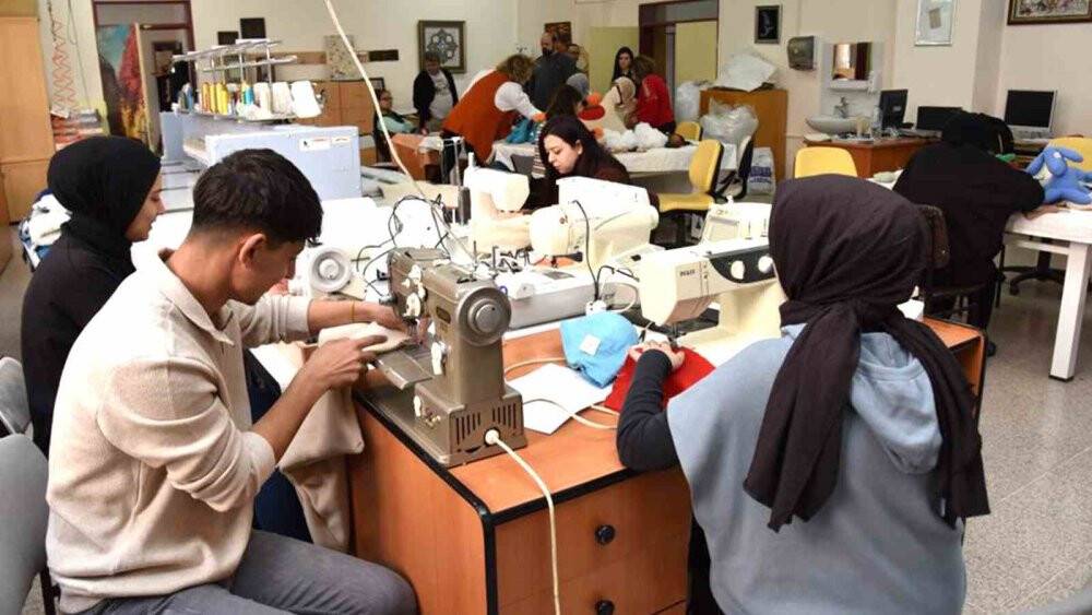 SÜ öğrencileri depremzedeler için üretiyor