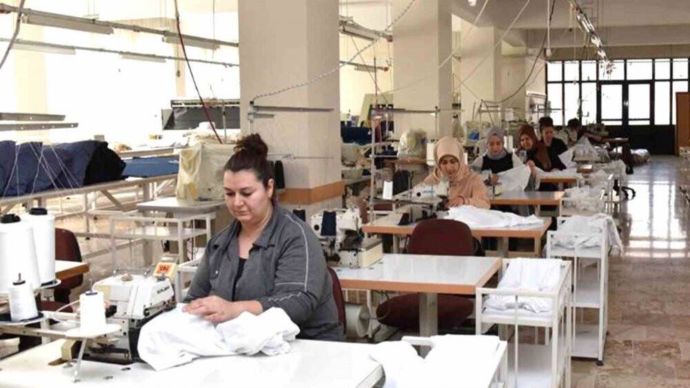 SÜ öğrencileri depremzedeler için üretiyor