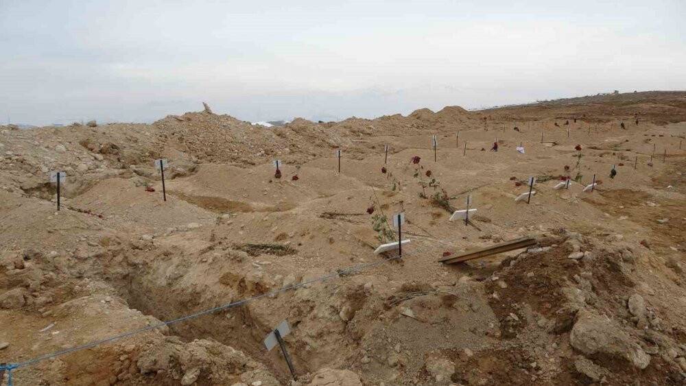 Depremde kayan 2 dağın altında kalan 48 kişi hayatını kaybetti