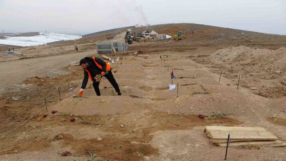 Depremde kayan 2 dağın altında kalan 48 kişi hayatını kaybetti