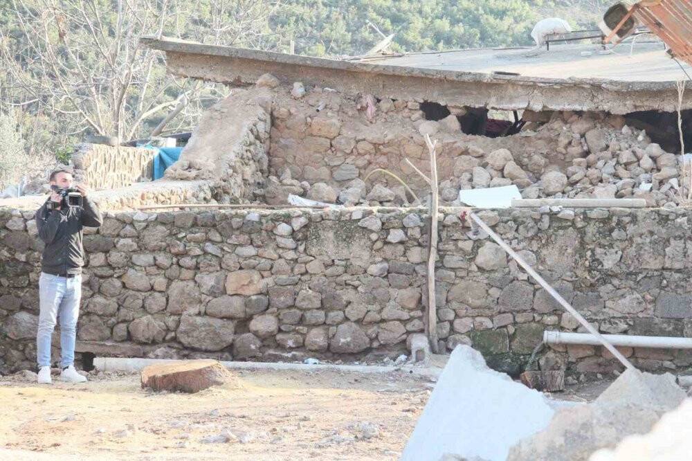 Depremde şaşırtan görüntü: Delikler oluştu