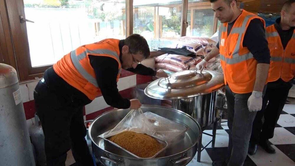 Gönüllü olarak geldiler, depremzedeler için pişiriyorlar