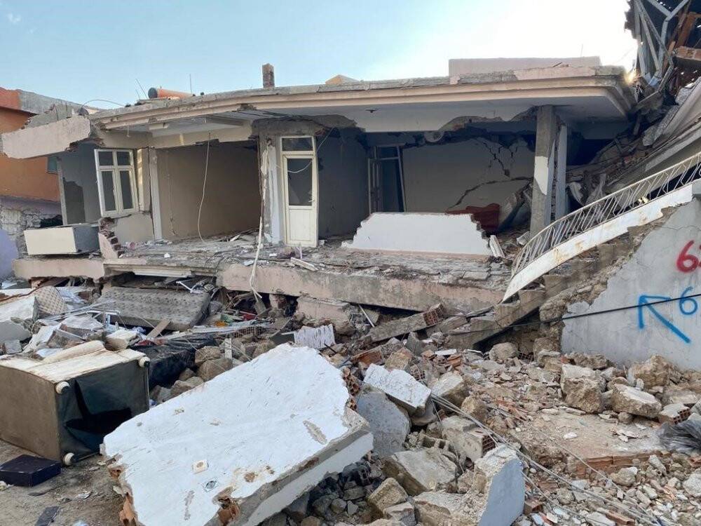 Kendisi sağ çıktı, ailesini kurtarmak için girdiği evin enkazında kaldı