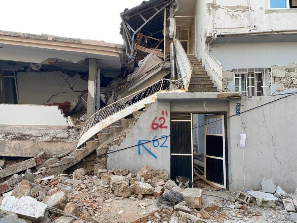 Kendisi sağ çıktı, ailesini kurtarmak için girdiği evin enkazında kaldı