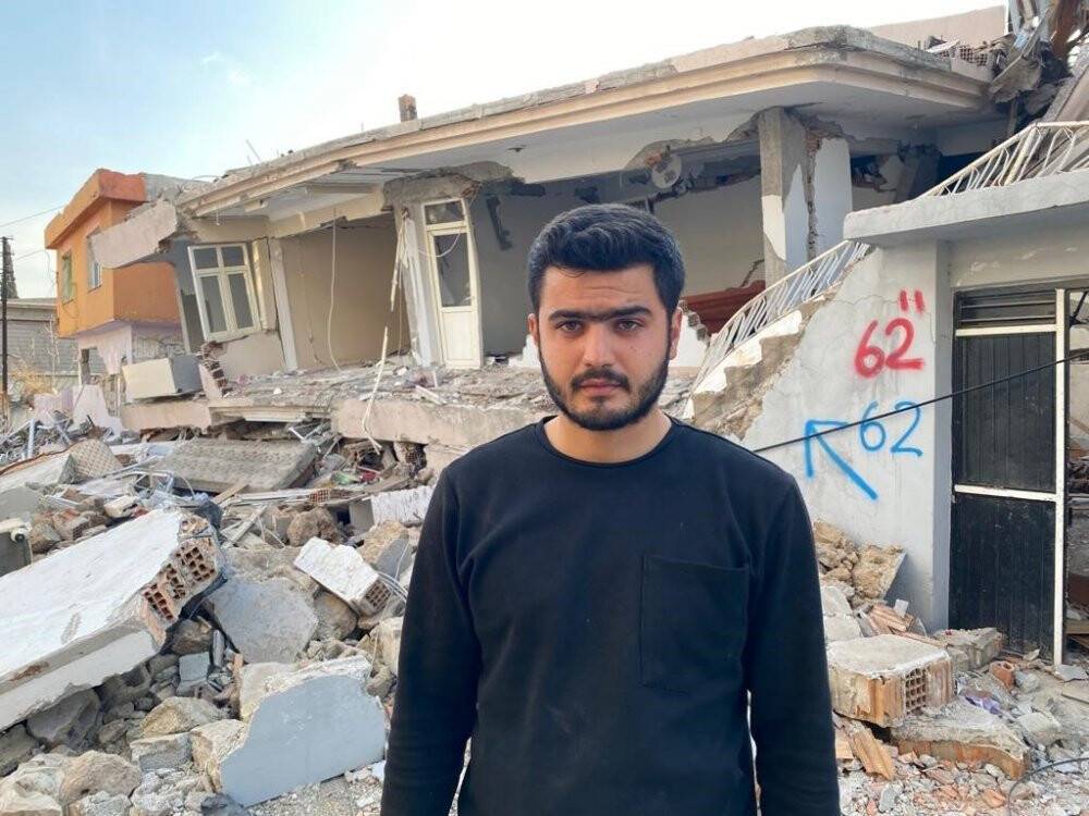 Kendisi sağ çıktı, ailesini kurtarmak için girdiği evin enkazında kaldı