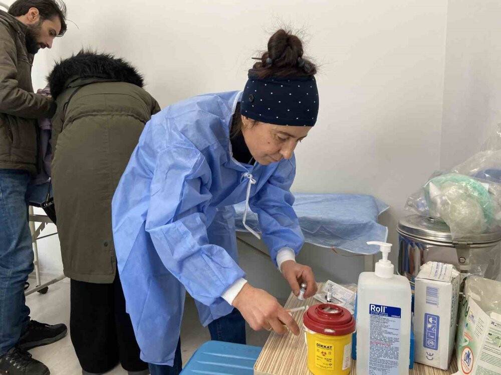 Konya’da depremzede çocuklara aşı uygulaması sürüyor