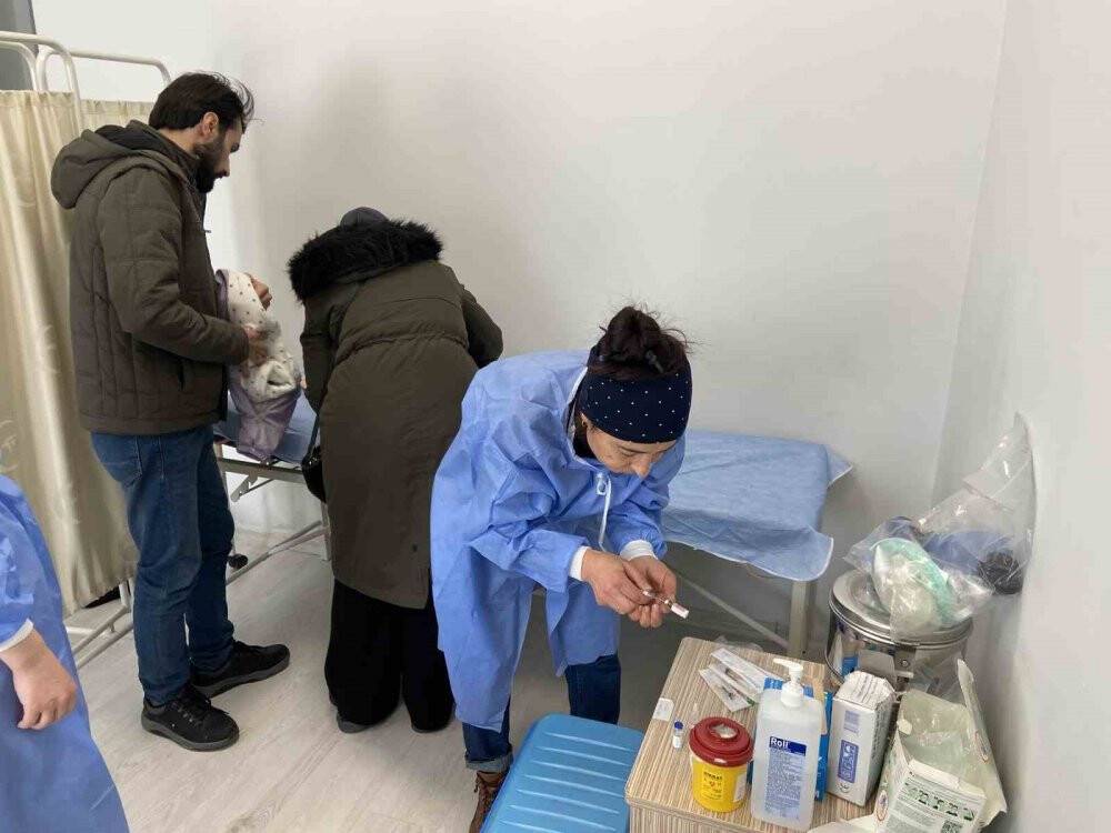 Konya’da depremzede çocuklara aşı uygulaması sürüyor