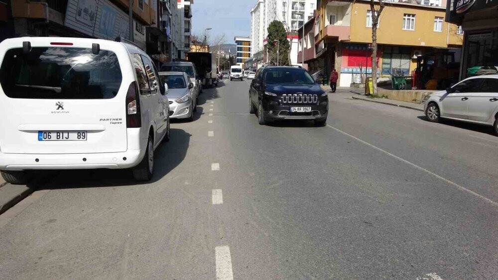 Pendik’te yolun karşısına geçen kadına motosikletin çarptığı anlar kamerada