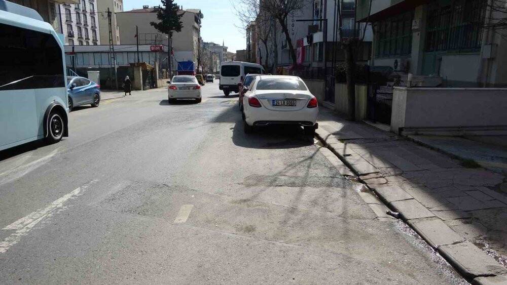 Pendik’te yolun karşısına geçen kadına motosikletin çarptığı anlar kamerada