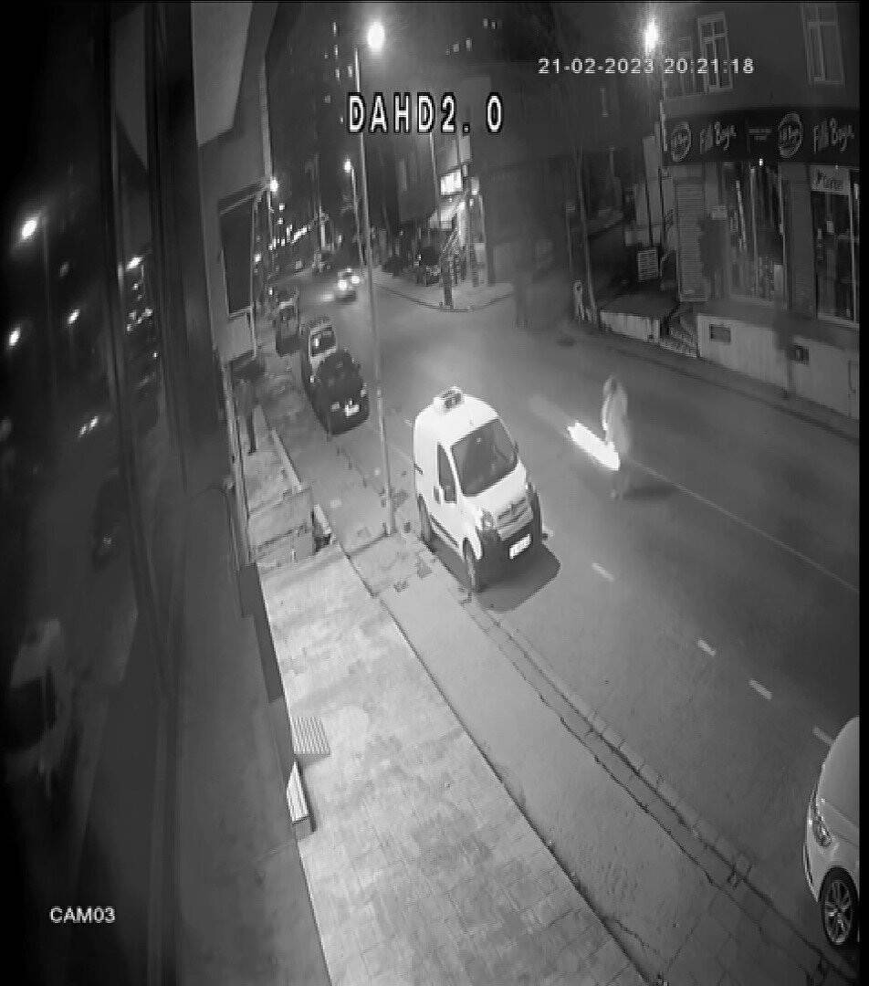 Pendik’te yolun karşısına geçen kadına motosikletin çarptığı anlar kamerada