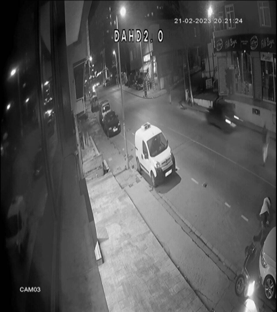 Pendik’te yolun karşısına geçen kadına motosikletin çarptığı anlar kamerada