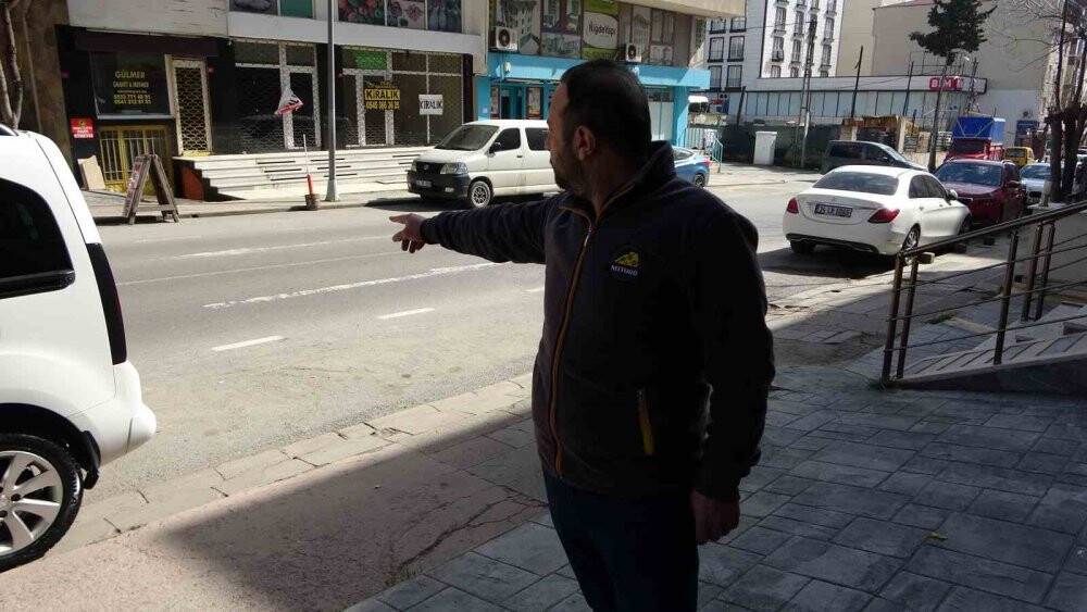 Pendik’te yolun karşısına geçen kadına motosikletin çarptığı anlar kamerada