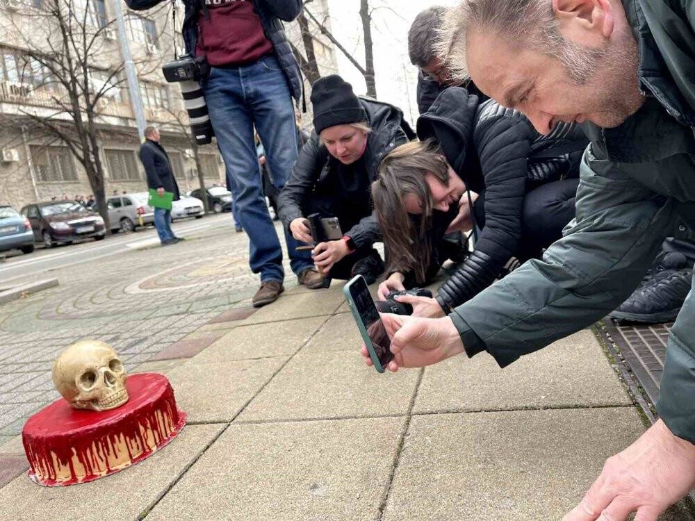Rusya’nın Belgrad Büyükelçiliğinin önüne “ölüm pastası” bırakıldı