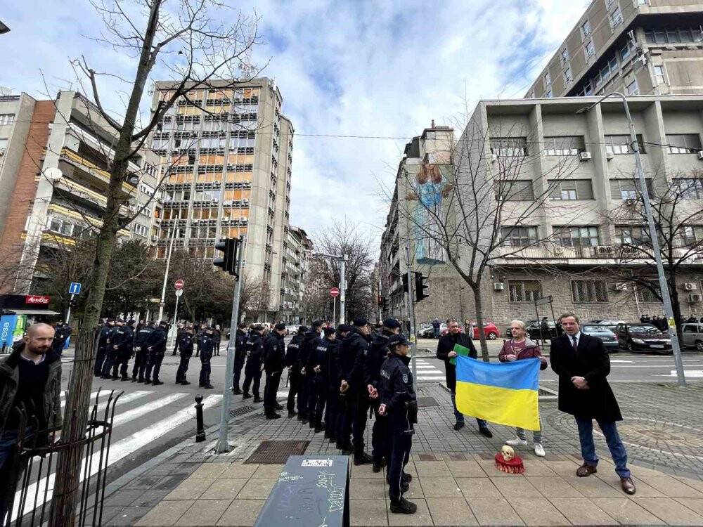 Rusya’nın Belgrad Büyükelçiliğinin önüne “ölüm pastası” bırakıldı