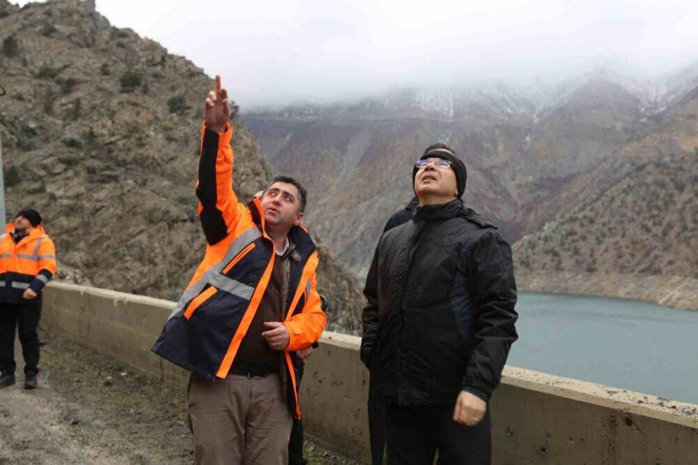 Servis aracının heyelana yakalandığı görüntüler ortaya çıktı