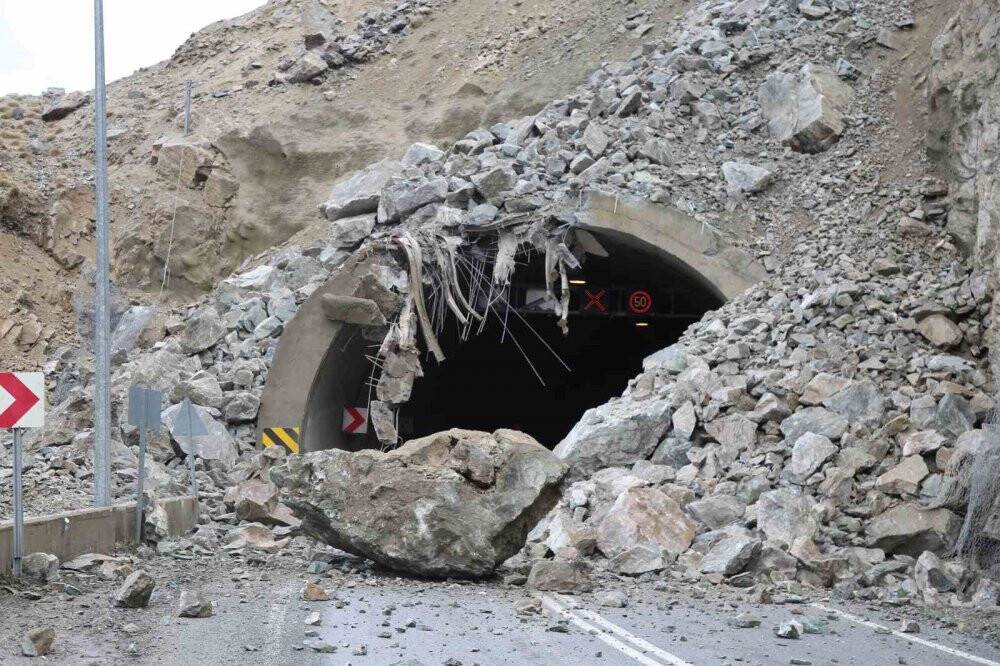 Servis aracının heyelana yakalandığı görüntüler ortaya çıktı