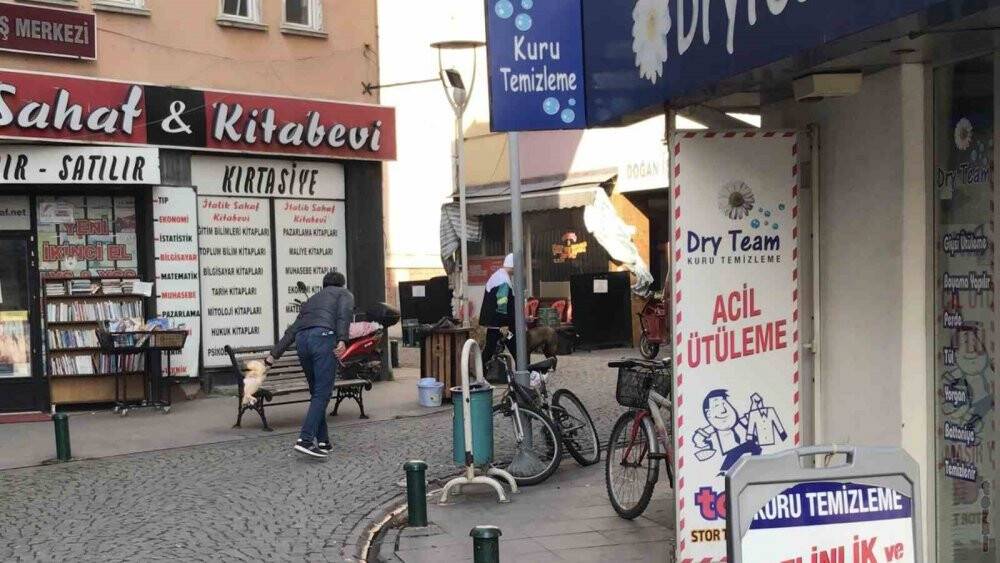 Sokak köpeği oyuncak çaldı