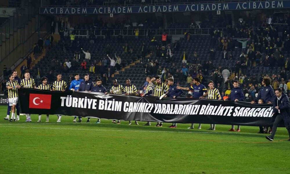 Fenerbahçe’den maç sonunda anlamlı pankart
