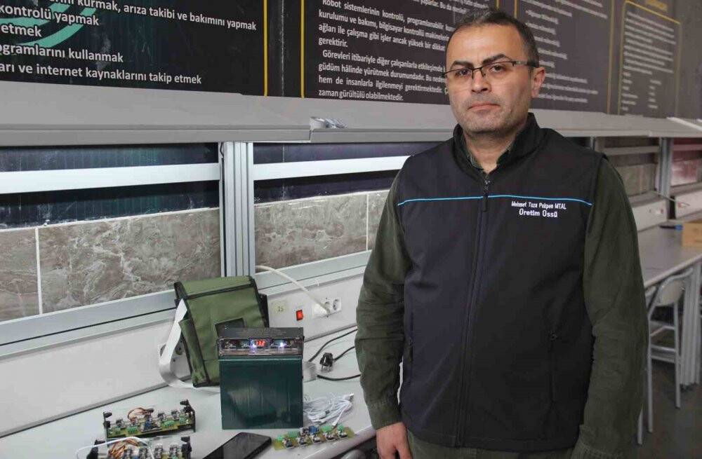 Konyalı öğretmen ve öğrenciler depremzedeler üşümesin diye üretiyor