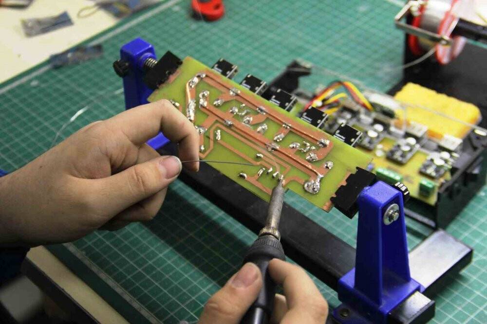 Konyalı öğretmen ve öğrenciler depremzedeler üşümesin diye üretiyor